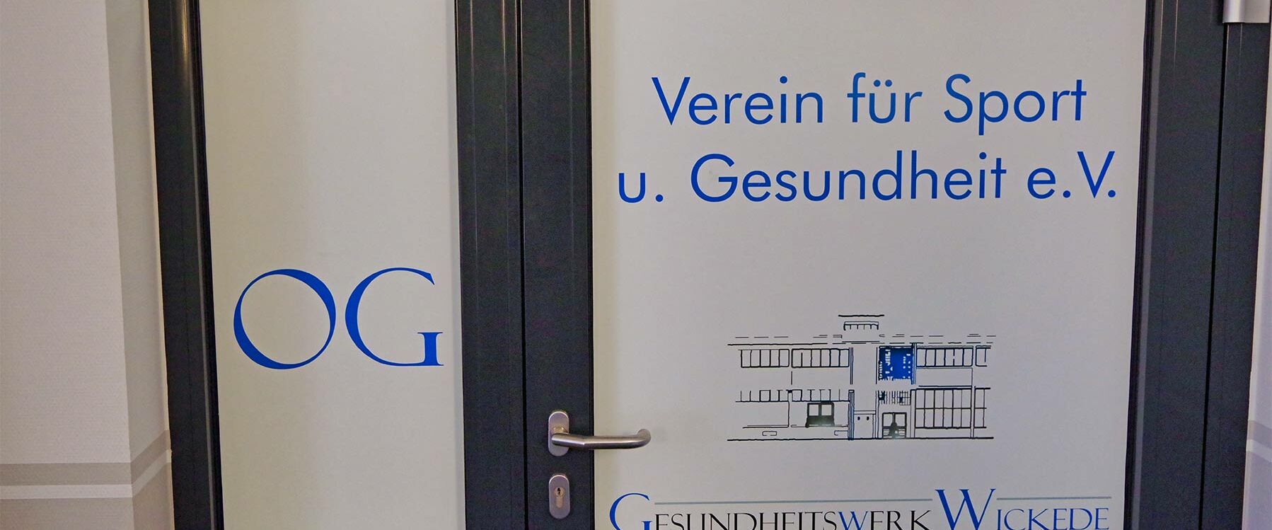 Eingangsbereich mit Logo auf der Tür: Verein für Sport & Gesundheit e.V.